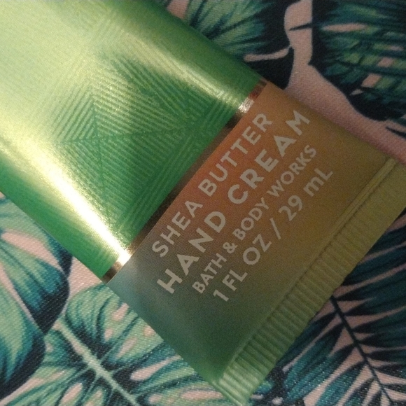 Bath & Body Works Waikiki Beach Coconut Shea Butter Hand Cream 1 fl oz NWT - Picture 3 of 6